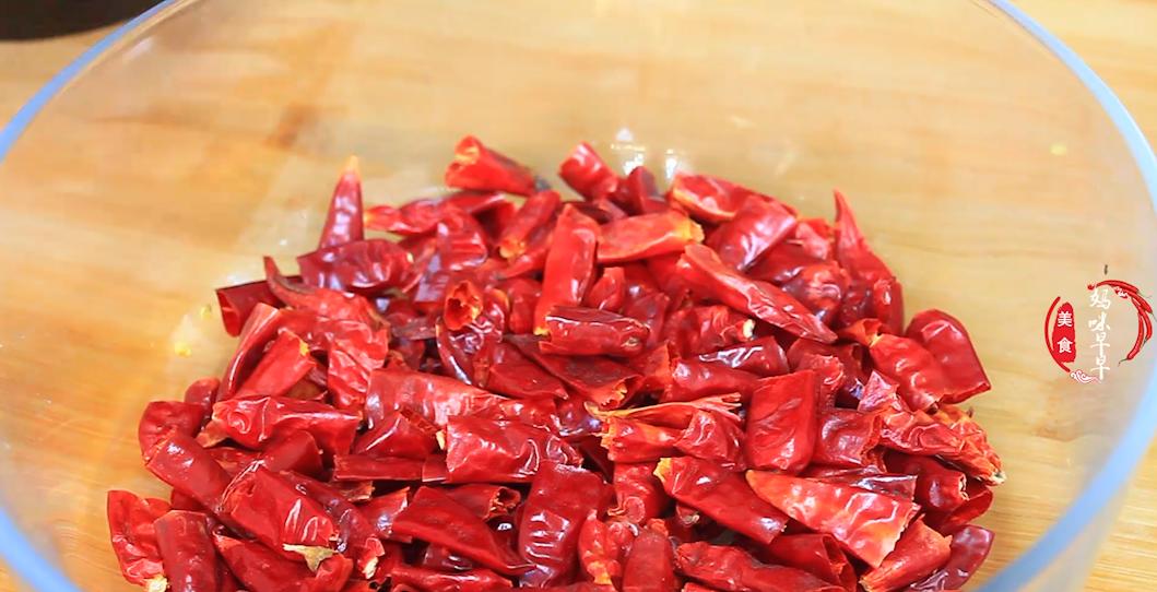 7月将至，少吃牛肉和鱼肉，多吃这3种肉，腿脚有劲，精神头足