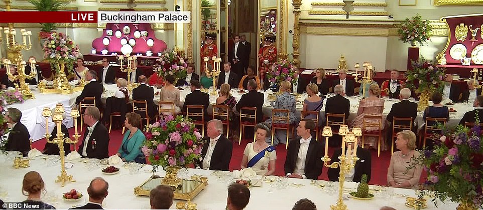 女王被挡了路，查尔斯翻白眼，特雷莎·梅发现自己请来尊拆台的“瘟神”，特朗普访英，各路大神上演一台好戏