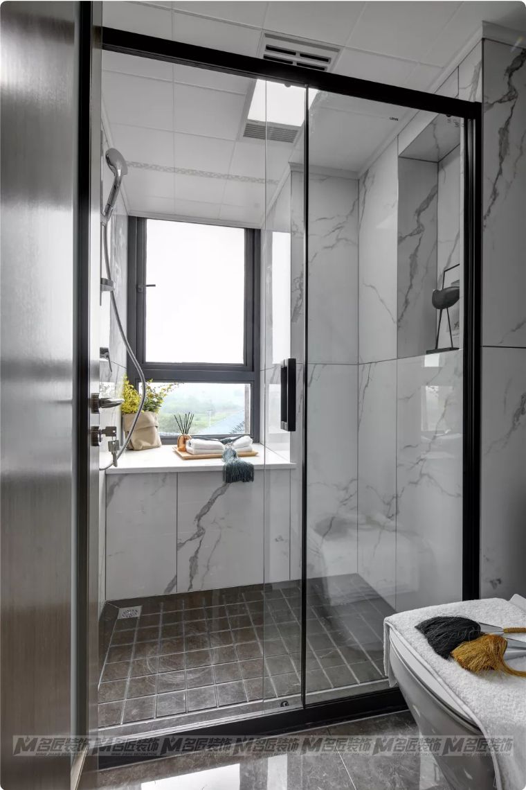 有钱人看不上眼的横厅，在他这里却变成了贵气的中式宫廷