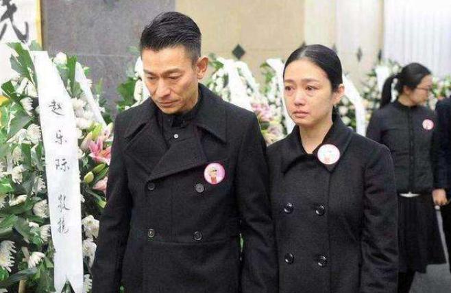 女儿生病住院了还在直播？牺牲家庭30余年，刘德华仍难挡事业心