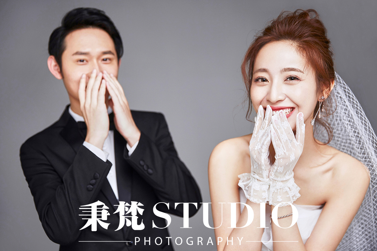 纯色系婚纱照,黑色背景婚纱照简单高级