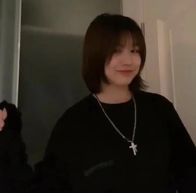 汪峰大女儿小苹果晒短发美照,汪峰女儿小苹果跳舞