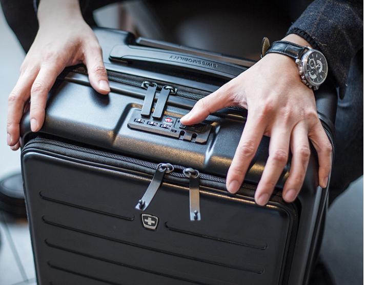 双TSA密码锁,可以侧开,还有笔记本平板电脑专用隔层