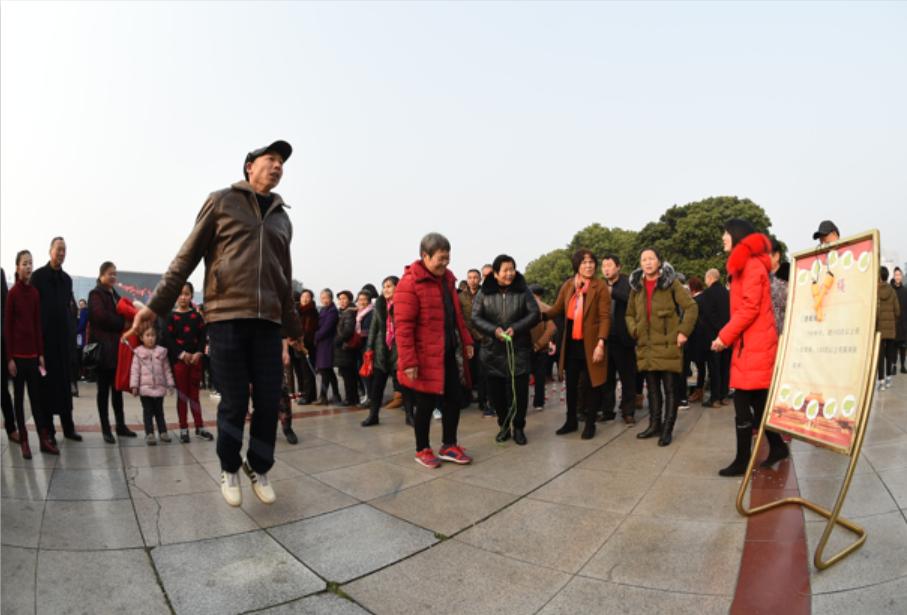 广元市老城小西街嘉陵广场,看看广场有多热闹