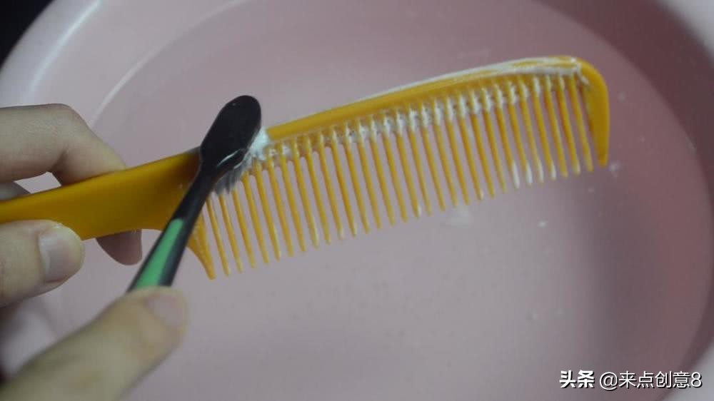 梳子上挤牙膏有什么用途,牙膏在梳子上的作用与功效