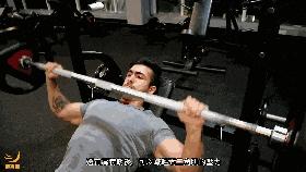 胸肌撑满紧身衣的感觉,胸肌被挤压爆了