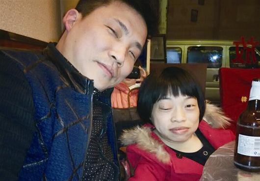 身高89厘米的脆骨女面临“死亡组合”艰难产子：为爱不后悔