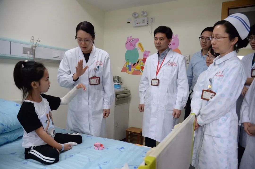 小雅莉左手或神经功能损伤，医生会诊后将制定康复计划！