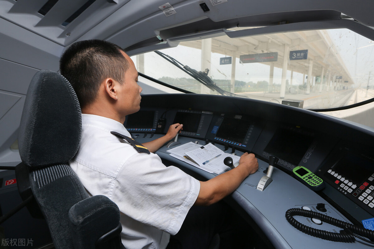 为什么高铁司机辞职率高,高铁司机一个月工资到底多少