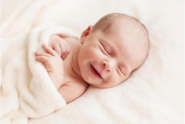 宝宝睡整觉晚上要换尿布吗,宝宝睡整觉了要不要吸奶