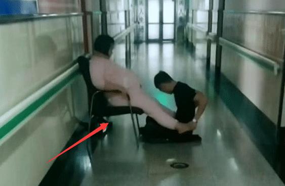 妻子宫口开得慢，这位老公的做法引人称赞，网友大呼“我酸了”