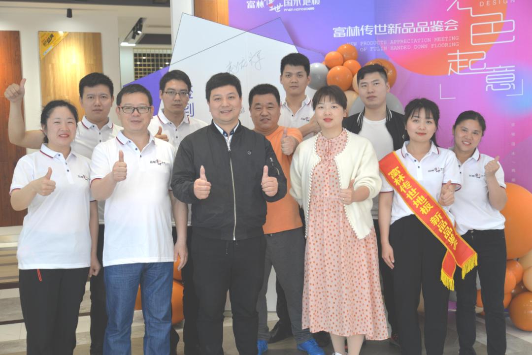 这里聚集了众多好色之徒，他们皆为美色而来