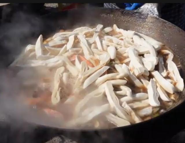 青岛泊里大集海鲜烩饼加工费,青岛海鲜早市海鲜烩饼