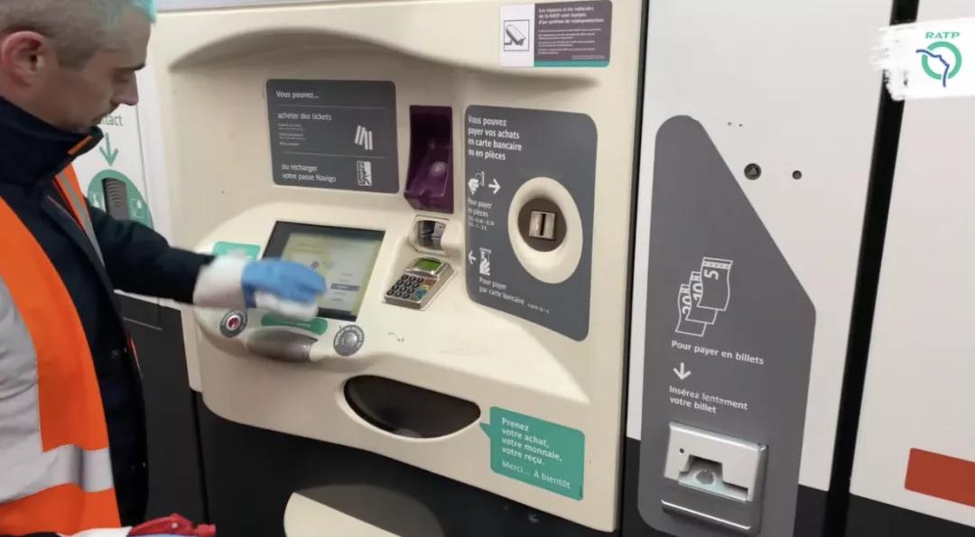 在贴满了一百万张贴纸之后，我快不认识巴黎地铁了…