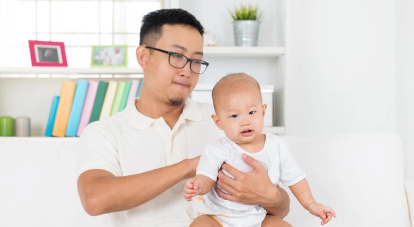 给新婴儿拍嗝的正确方法,怎么给婴儿拍嗝教程