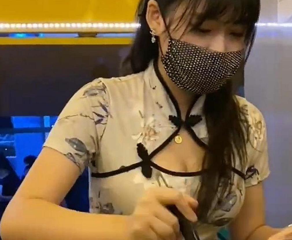 桂林穿着比凉粉还清凉的凉粉西施彻底火了,每天晚上整条街挤满人