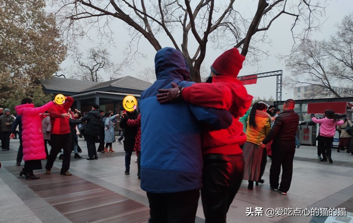 中老年人跳交谊舞的裙子,中老年人交谊舞表演