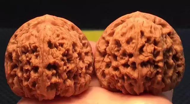 挑选核桃四要素：品相，皮质，配对，尺寸。