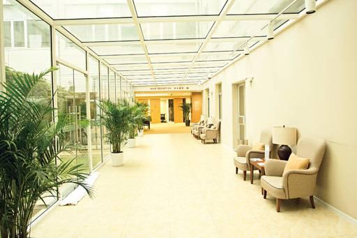 浜笢鏂逛笌鏄庡痉鍖婚櫌,鏄庡痉鍖婚櫌涓庝含涓滄柟