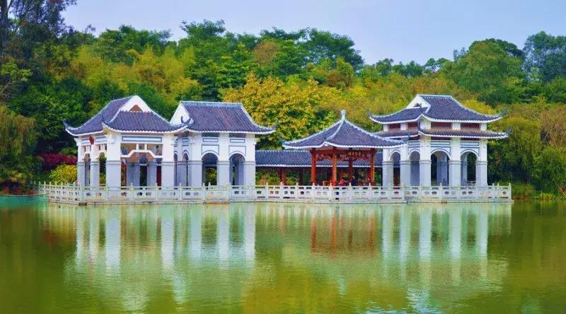 甘肃藏了一座“小江南”，平均气温20度，还有不输敦煌的石窟