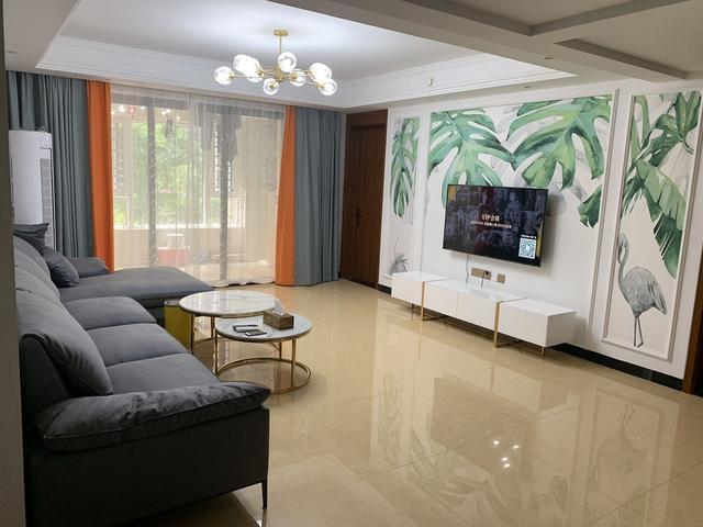 朋友来我家看看装修风格说说,精装房背景墙太丑了怎么办