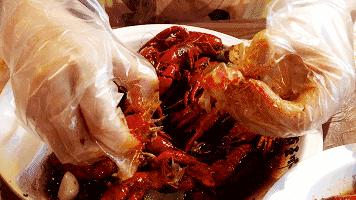 吃小龙虾时为啥要戴手套,吃小龙虾时手套容易进油