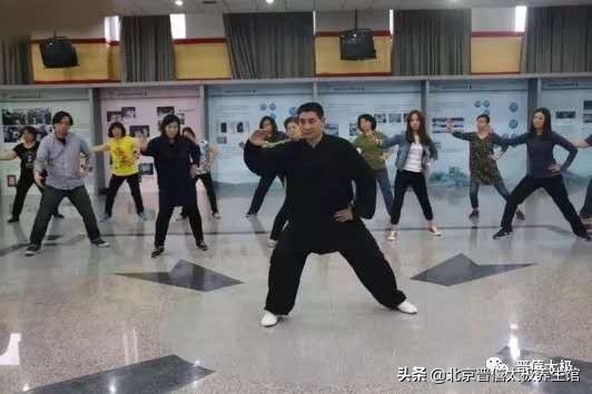 俯身拱腰松督脉,正确的松腰骨姿势