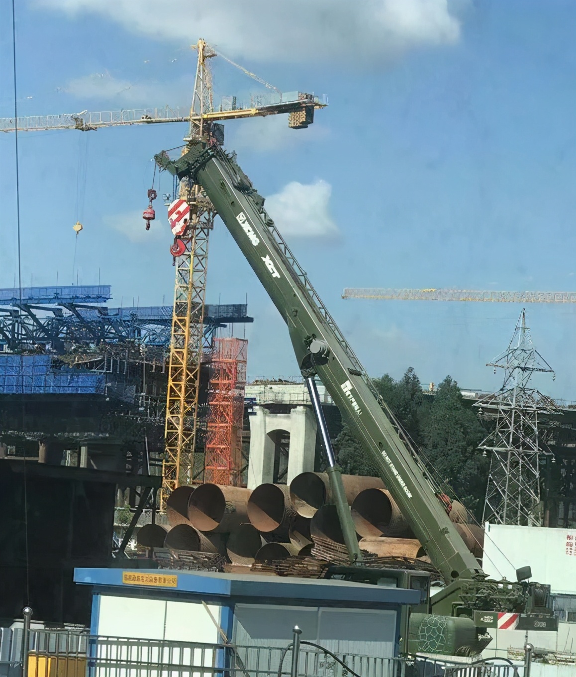 徐工军绿吊车价格表,徐工600吊车最新款