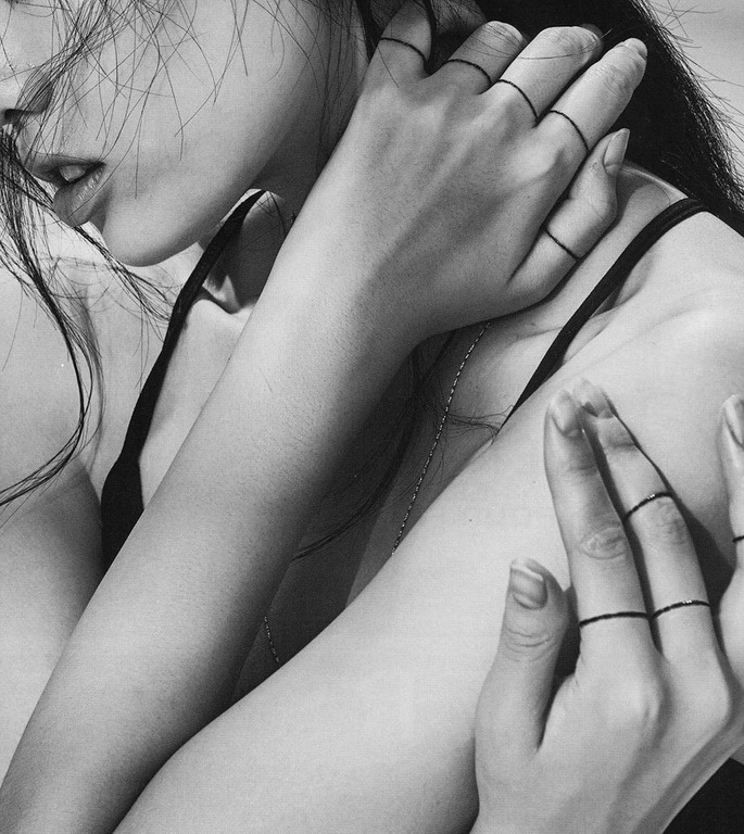 HOTStuff李栋旭太妍抢着戴韩国饰品魔药细细一条却有耀眼女神光