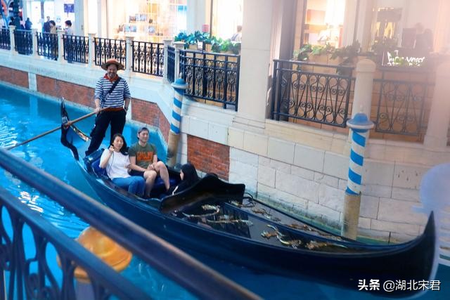 除了蓝天白云的天空还有贡多拉船游览澳门威尼斯人