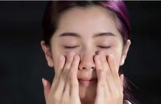 40岁女人新手化淡妆最简单方法,如何化出白天出门好看的淡妆