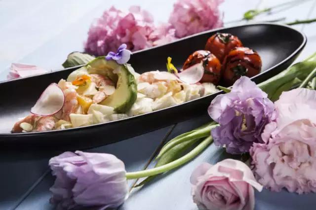 她在北京开了一家可以吃的花店,受众人追捧,还引来了李健