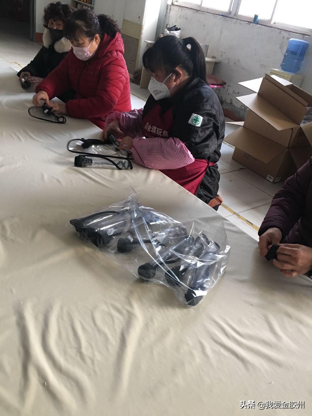 胶州一玩具企业临时生产护具捐赠一线防疫人员