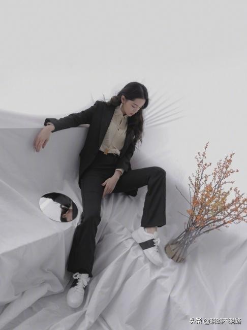 人人都有的牛仔裤怎么穿才时髦,每个人必备的牛仔裤