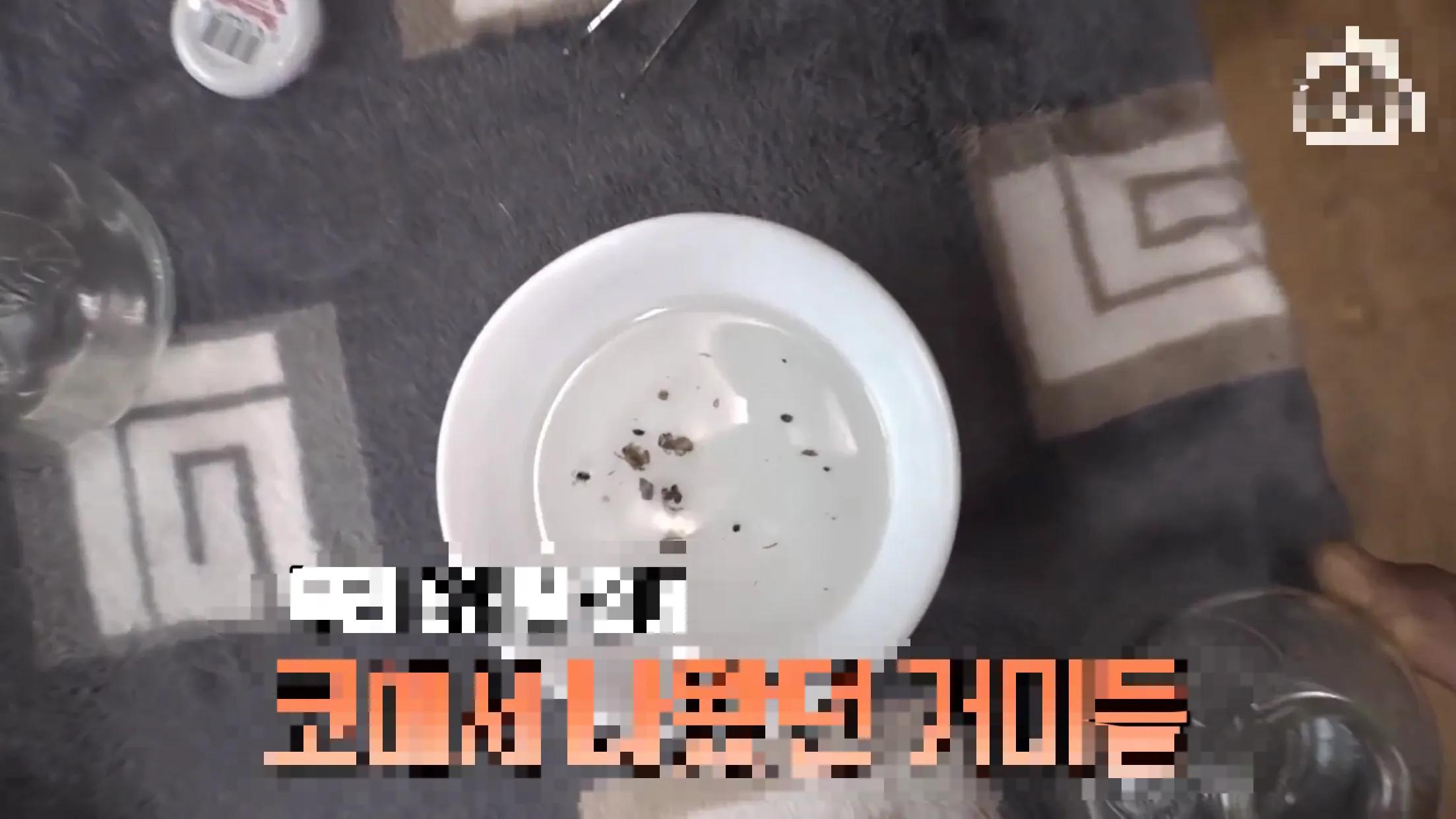 男人被蜘蛛缠身,男人被蜘蛛困住