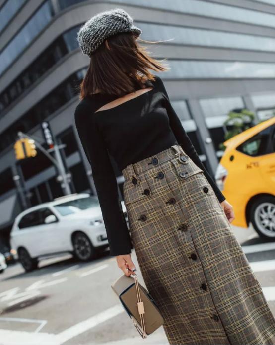 秋天穿裙子好看还是裤子好看,半身迷笛裙穿搭