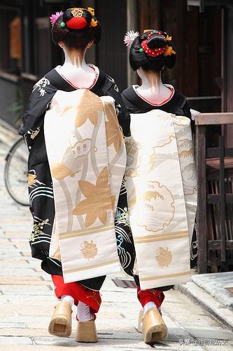 日本和服后面有一个小包包,日本和服背后的小枕包