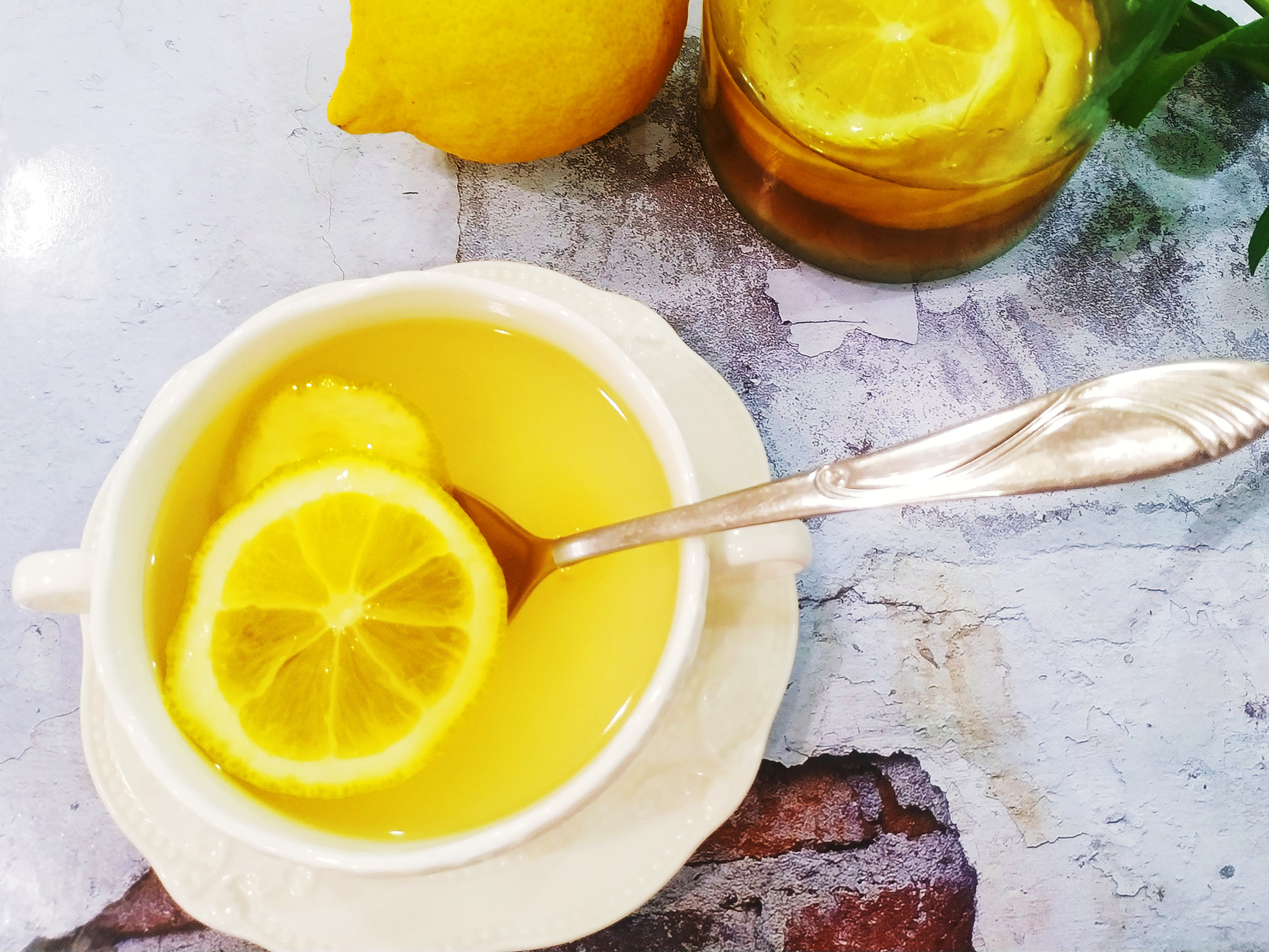 夏天喝冰镇蜂蜜柠檬水,热天喝的冰鲜柠檬水