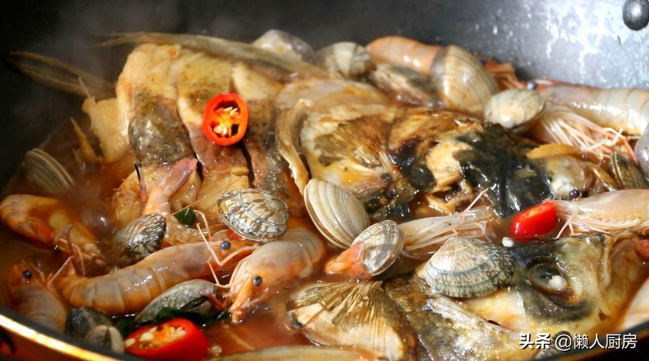 鱼头焖花蛤,这才是花蛤和虾最好的做法