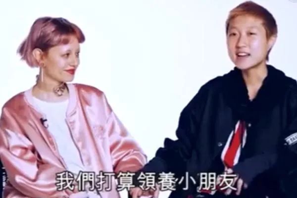 成龙20岁女儿传婚变，清空秀恩爱照片，同性妻子发文称旧照恶心