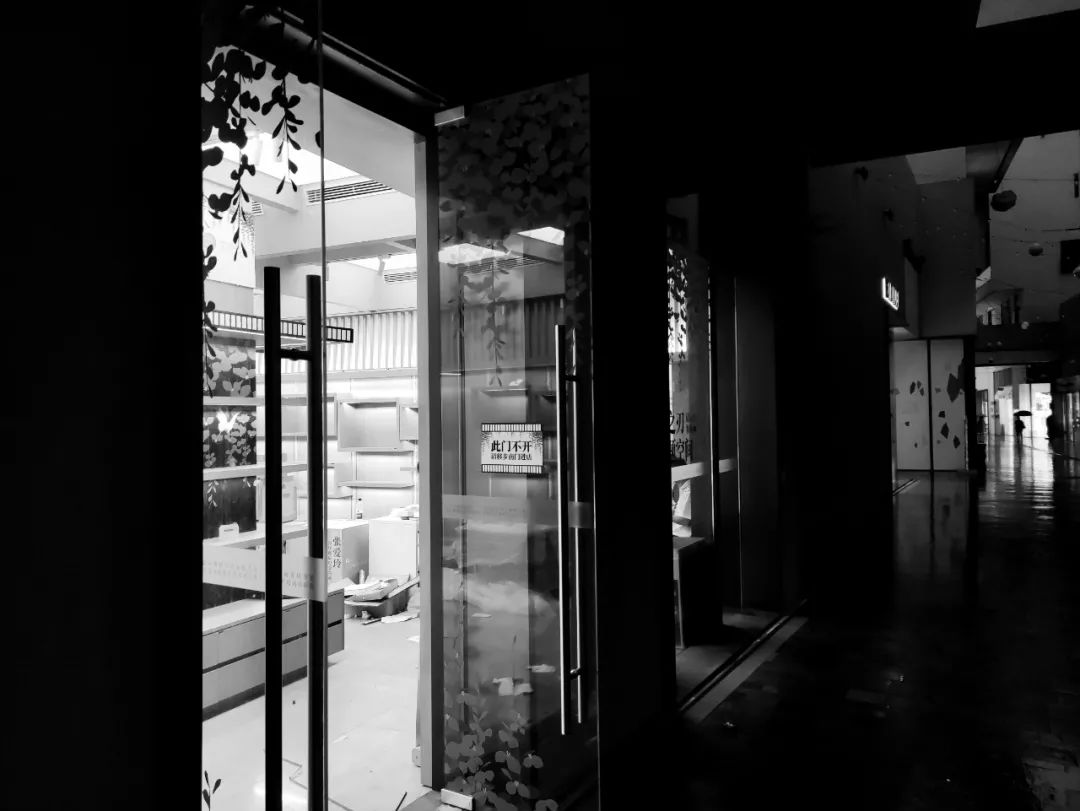 一家面临倒闭的书店,一家书店引发惊天血案