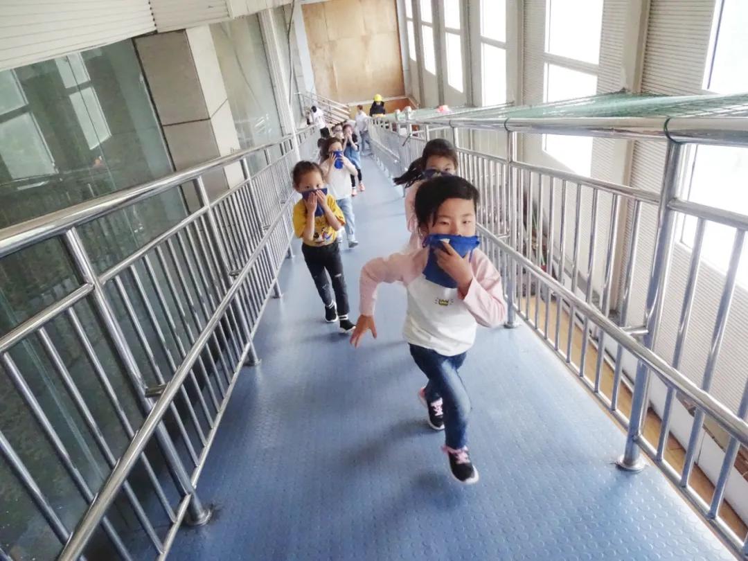 和消防员一起过六一儿童节,六一消防童行