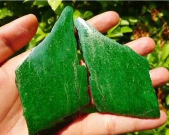 腾冲翡翠干青老料,翡翠干青金蟾摆件