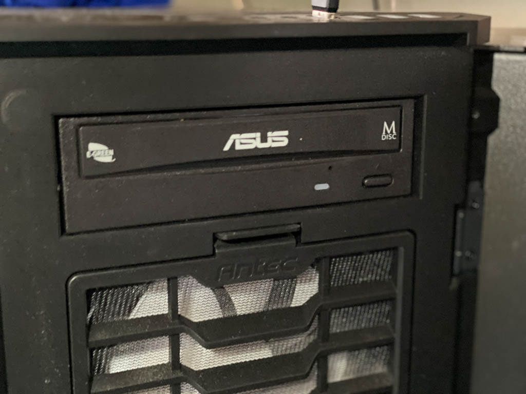 现在的机箱只能装一个机械硬盘,侧透机箱能装光驱