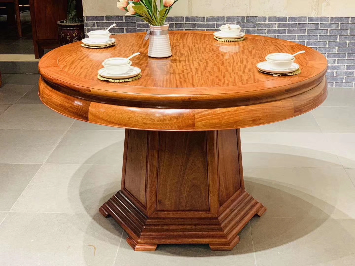 红木家具小圆餐桌怎么样,红木家具餐桌用什么桌布