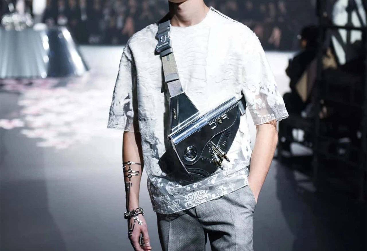 王俊凯迪奥背过的包,迪奥马鞍包黑皮王俊凯