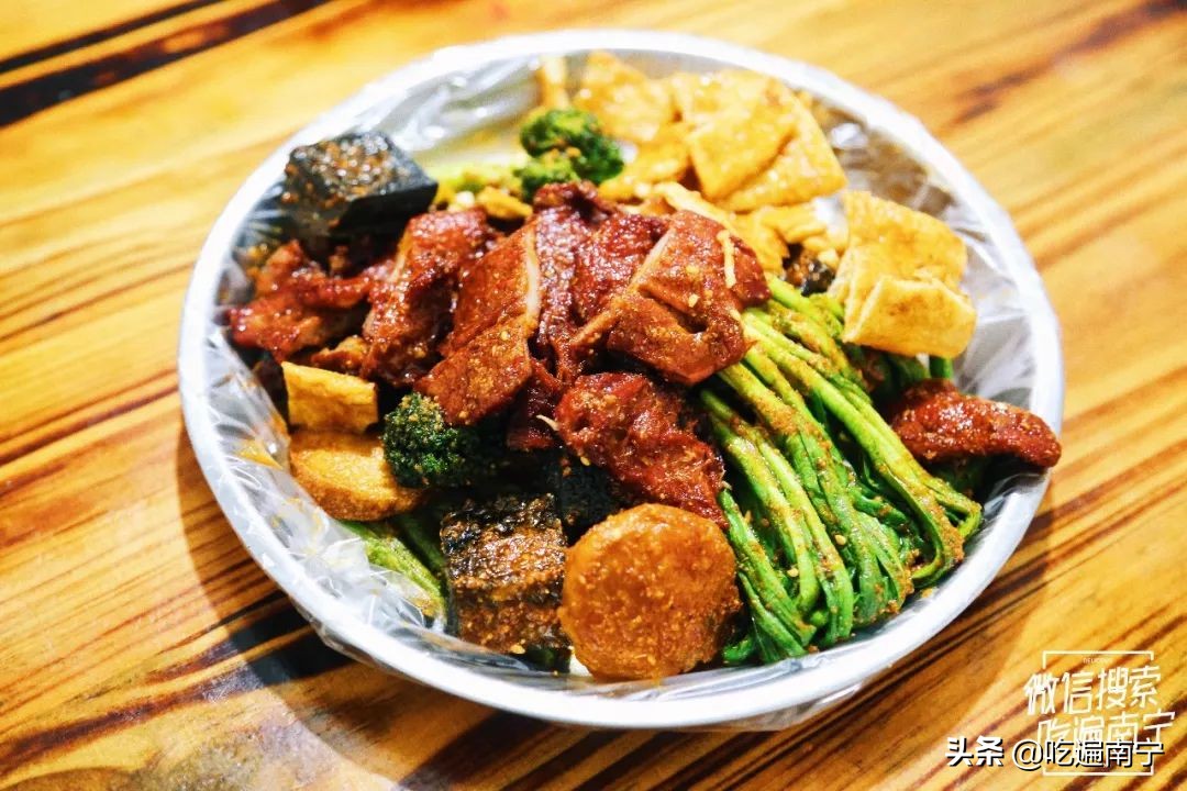 走错2次路,问了3个路人,终于找到偏僻小巷里的这家炸串店!