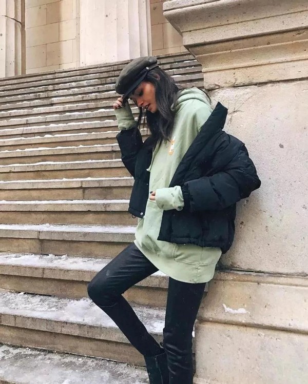 卫衣这样穿减龄休闲感无人能敌,早春卫衣怎么穿靓丽减龄又温暖