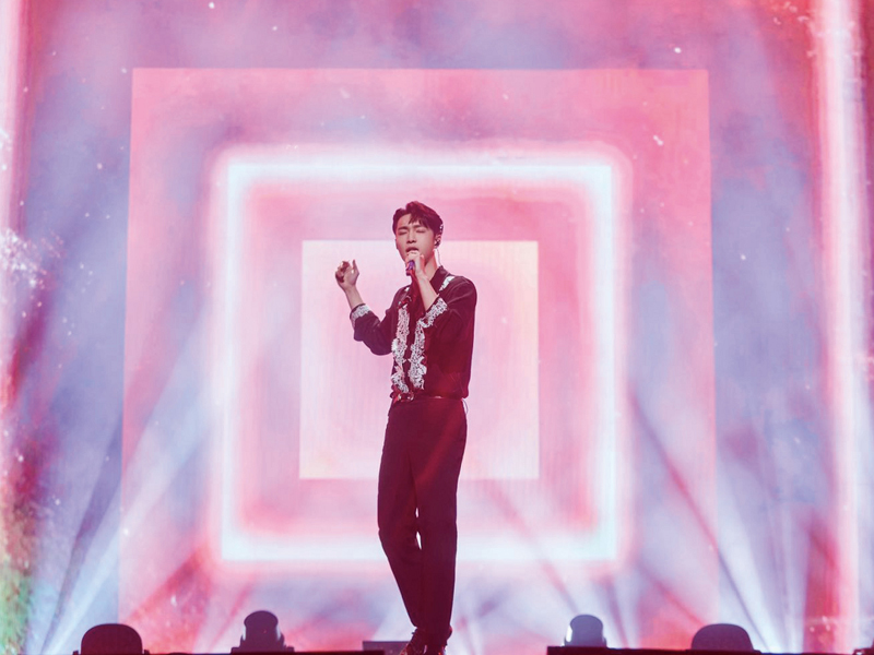 张艺兴匡威联名款穿搭,张艺兴穿黑匡威