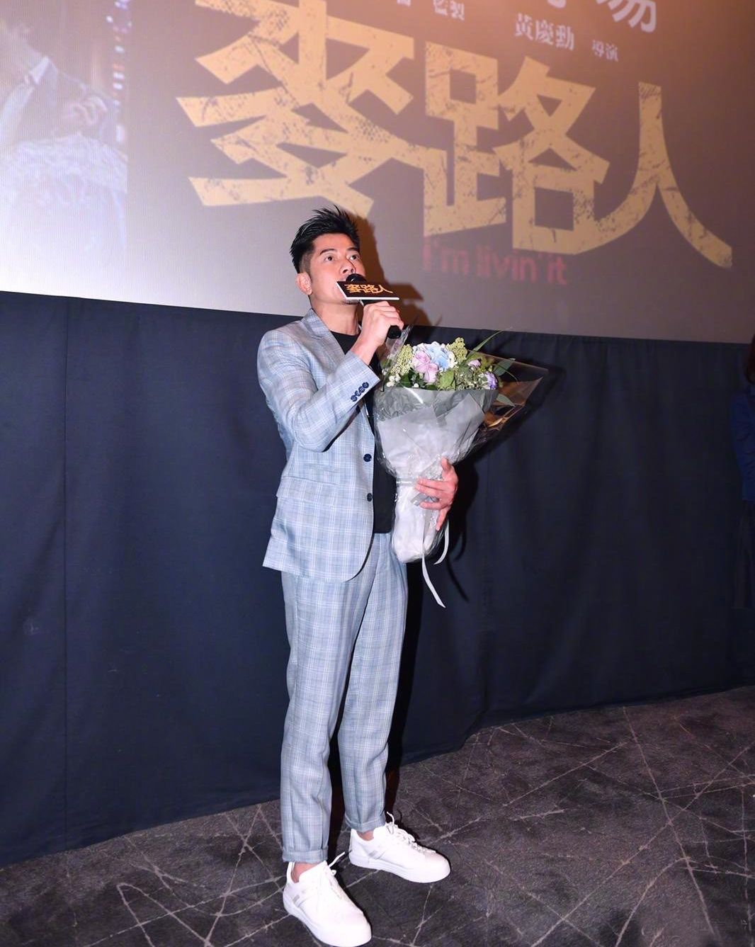 57岁郭富城穿西装笔挺出活动,郭富城双排扣西装搭配